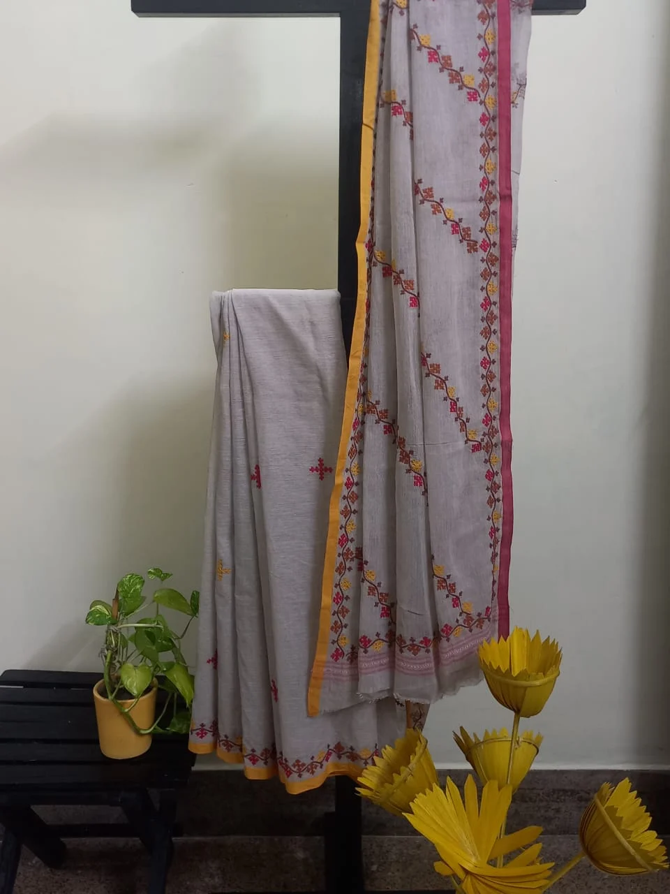 JALPSAR/26/07/10-image-4 Jalpaibon Light Grey Gujarati Embroidery Cotton Saree