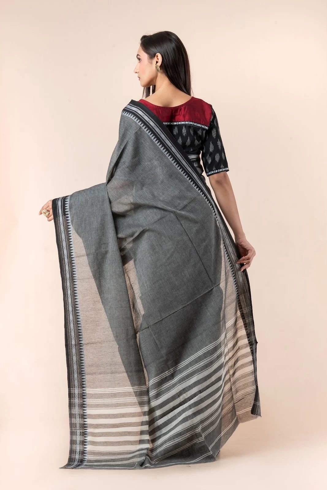Jalpaibon Dark Grey Handloom Khadi Saree